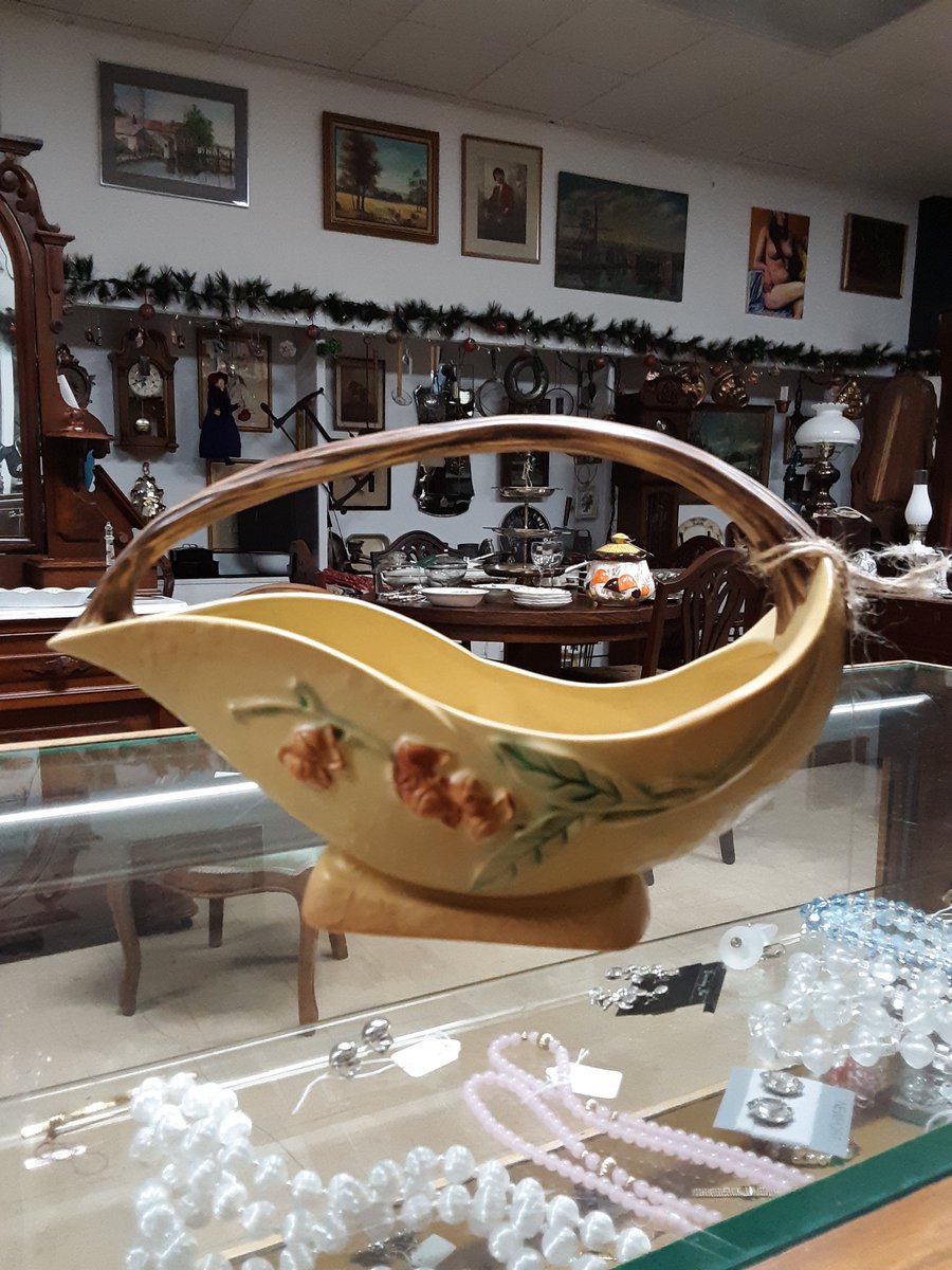 The530Shop's tweet photo. Roseville Pottery ❤ https://t.co/7bUBkufKi9