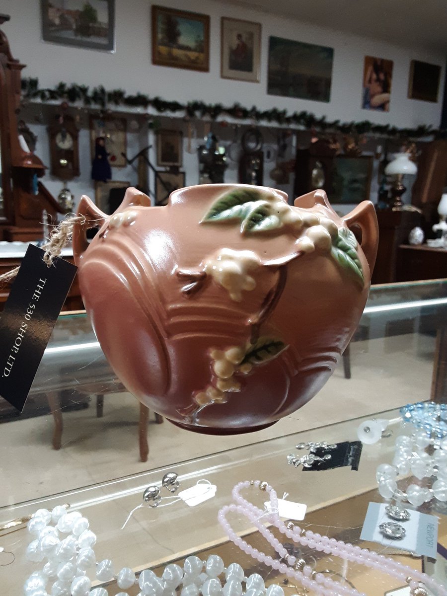 The530Shop's tweet photo. Roseville Pottery ❤ https://t.co/7bUBkufKi9