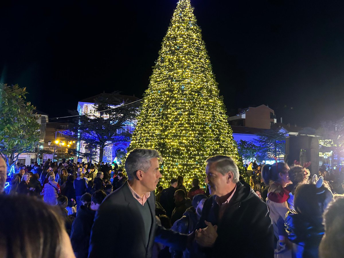 Pablo_Zuloaga's tweet photo. Suances ilumina su Navidad hoy como tantos lugares de Cantabria que rivalizan con Vigo por hacer de estas fiestas, fechas inolvidables. Enhorabuena Andrés. Las luces de Viares son pura fantasía🎅🏼 https://t.co/xJo9zOthIO