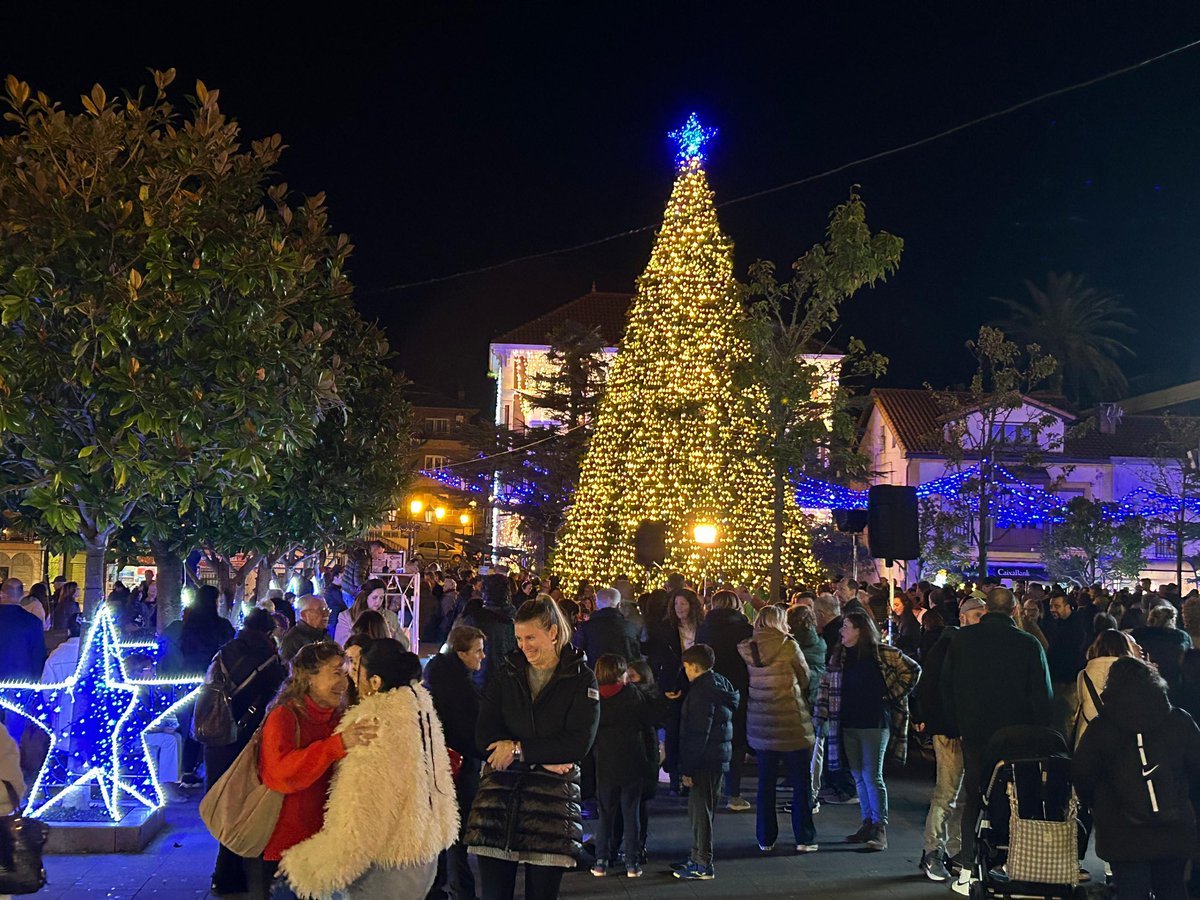 Suances ilumina su Navidad hoy como tantos lugares de Cantabria que rivalizan con Vigo por hacer de estas fiestas, fechas inolvidables. Enhorabuena Andrés. Las luces de Viares son pura fantasía🎅🏼