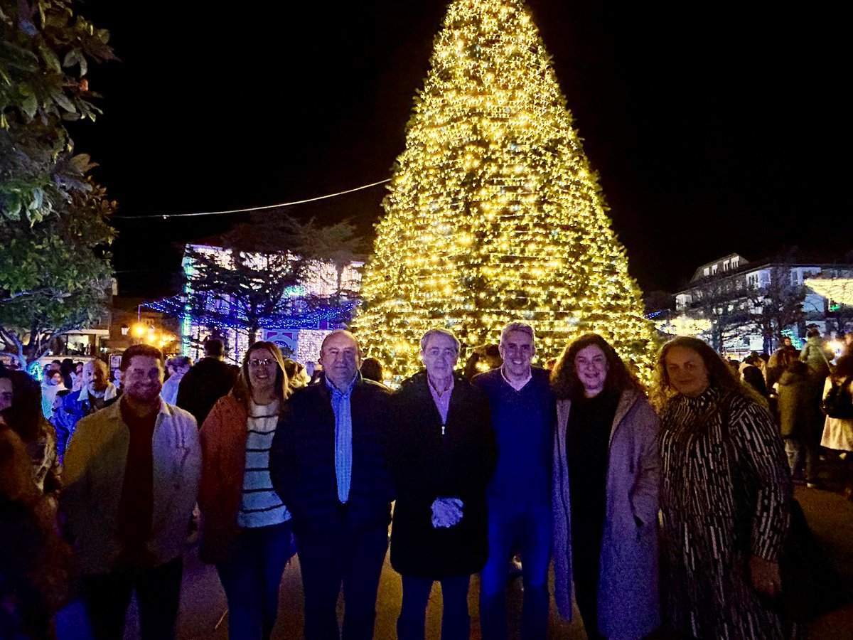 Pablo_Zuloaga's tweet photo. Suances ilumina su Navidad hoy como tantos lugares de Cantabria que rivalizan con Vigo por hacer de estas fiestas, fechas inolvidables. Enhorabuena Andrés. Las luces de Viares son pura fantasía🎅🏼 https://t.co/xJo9zOthIO