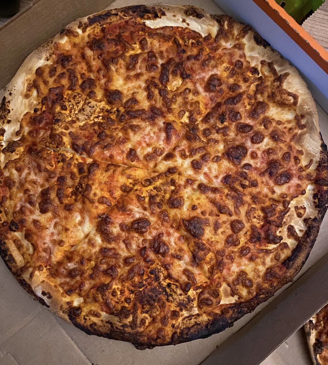 Seliwas's tweet photo. @LittleCaesarsTR fırından bu şekilde çıkan taş gibi ve yanmış bir pizzayı müşteriye hangi akla hizmet gönderirsiniz?! Ve bunu üst üste nasıl yapmayı başarabilirsiniz?! https://t.co/0fvIoQBQsS
