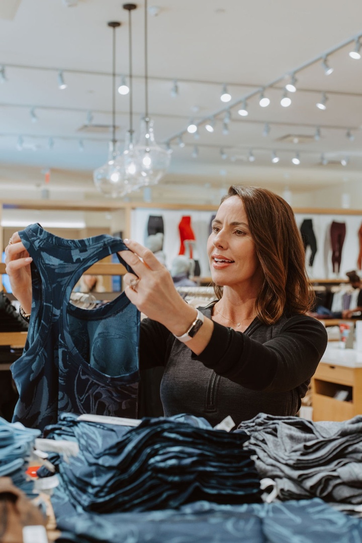✨ Discover performance apparel that blends fashion and function! ✨ From yoga pants 🧘‍♀️ to cozy outerwear 🧥, Athleta has everything she needs to move in comfort and style. 💪💃

🎁 Find more fashion-forward gifts for her here: shoppavilions.com/holiday-gift-g… 💖