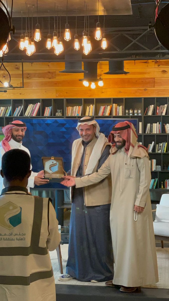 ainwatan2030's tweet photo. العطاء
هو ذلك الشعور الذي يحيينا هو أجمل شيء قد يشعر به الإنسان طوال حياته
وكما قال الشيخ السميط رحمه الله "
كل واحد منا يجب أن يكون له رسالة ورسالته في أن نغير هذه الدنيا لتكون عالم افضل لكل الناس"
سررت جدا بوجودي انا وفريقي معكم.
شكرا لمجلس الجمعيات الاهلية 
شكرا لجمعية البر الاهلية 
شكرا لجمعية 
دمتم رمزا للعطاء
@AlbirRiyadh 
@nacrsa 
#اليوم_السعودي_والعالمي_للتطوع 
#يوم_التطوع_السعودي_العالمي 
#عطاء_الوطن 
#عين_وطن