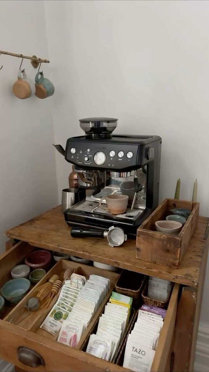saturndopamine's tweet photo. marzy mi się o takim kawowo-herbacianym kącik w domu, miałabym swoją małą kawiarnie☕️🍵 https://t.co/s56AvJi3nK