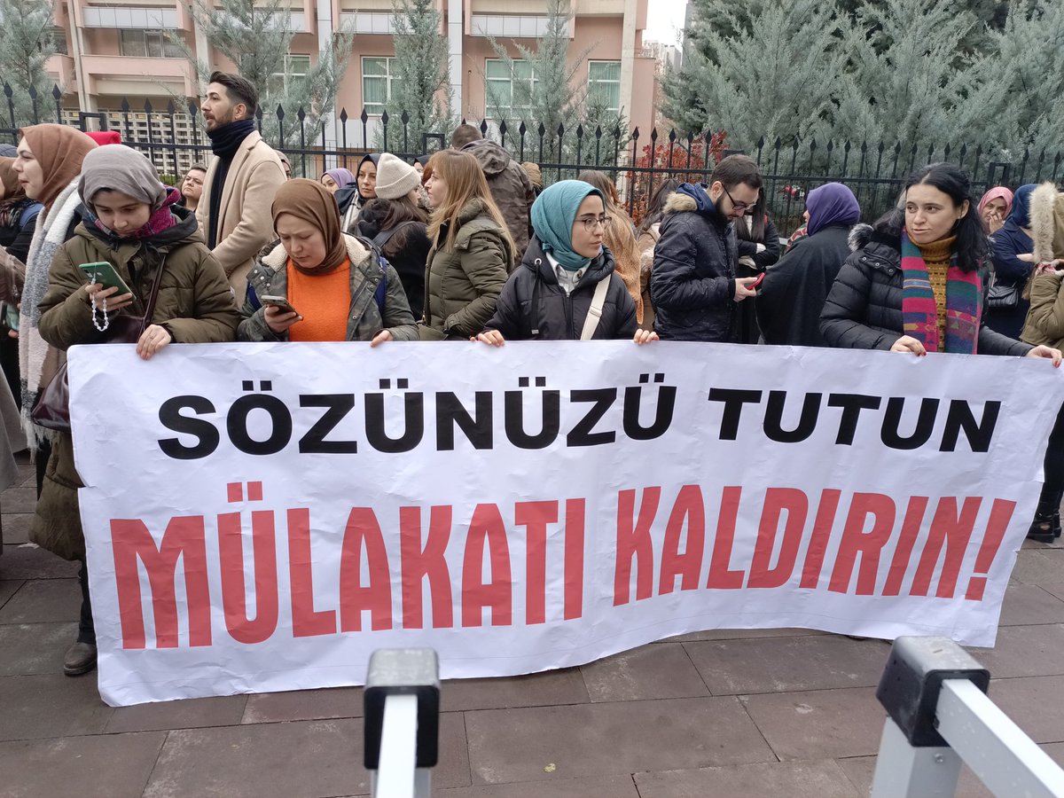 Mülakat mağduru öğretmenlerimiz haklarını aramak için bugün yine Milli Eğitim Bakanlığı önündeydi.

Bakanlığa seslerini duyurmak için haftalardır uğraşan öğretmenlerimizden ikisi gözaltına alındı, kalanlar Bakanlık önünden uzaklaştırıldı.

Ortada büyük bir haksızlık varken yokmuş