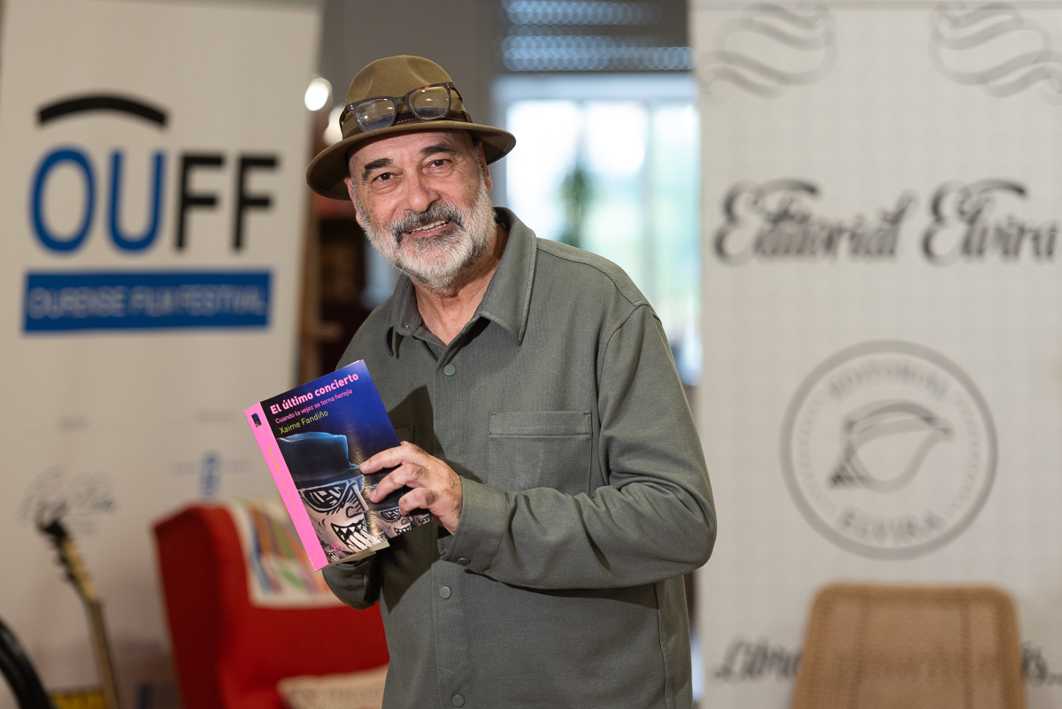 ⬜️ RETRATOS #OUFF2024 · XAIME FANDIÑO ⬜️

Xaime Fandiño e os seus editores da <a href="/EditorialElvira/">Editorial Elvira</a> acompañáronnos nos #EncontrosLiterariosdeCine presentando o libro 'El último concierto' na libreria Volando Libre.