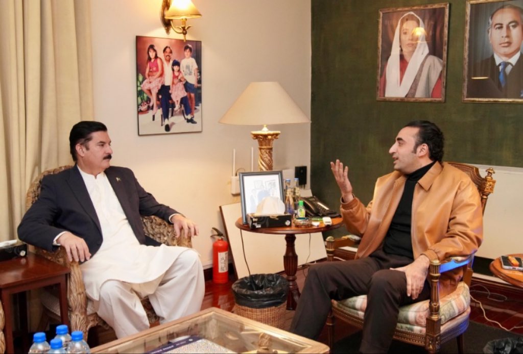 JavedNLaghari's tweet photo. اسلام آباد: پاکستان پیپلزپارٹی کے چیئرمین بلاول بھٹو زرداری سے خیبرپختونخوا کے گورنر فیصل کریم کنڈی کی زرداری ہاؤس میں ملاقات

اسلام آباد: چیئرمین بلاول بھٹو زرداری کو خیبرپختونخوا کے گورنر فیصل کریم کنڈی نے پشاور میں ہونے والی آل پارٹیز کانفرنس سے متعلق بریفنگ دی https://t.co/7F7kOA2Due