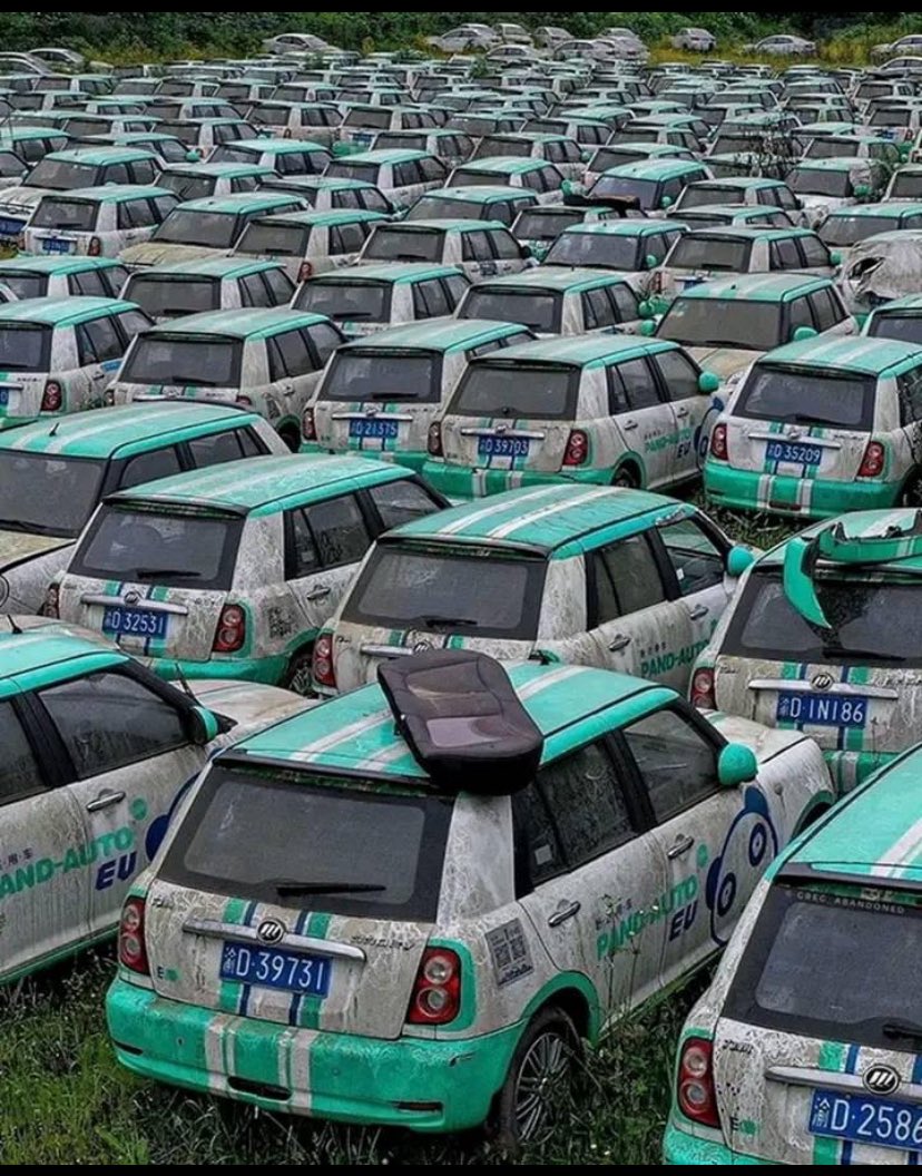 alertaaeroporto's tweet photo. 🇨🇳🚘 En China, existe un cementerio de autos nuevos de la marca LIFAN. Esta marca, conocida por su réplica del Mini Cooper, fabricó miles de versiones eléctricas. https://t.co/P7VZ4YD8Ll
