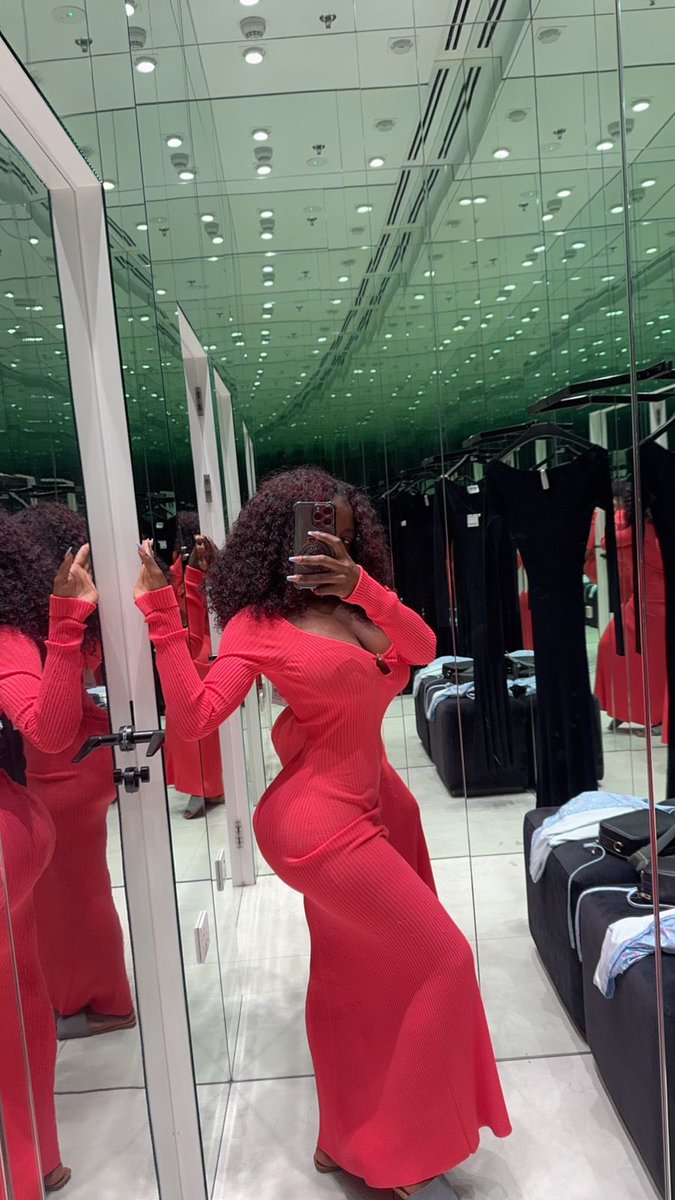 NatureTrammer's tweet photo. What do you know about The Lady in the Red Dress🤪 https://t.co/kfYYbaM4t0