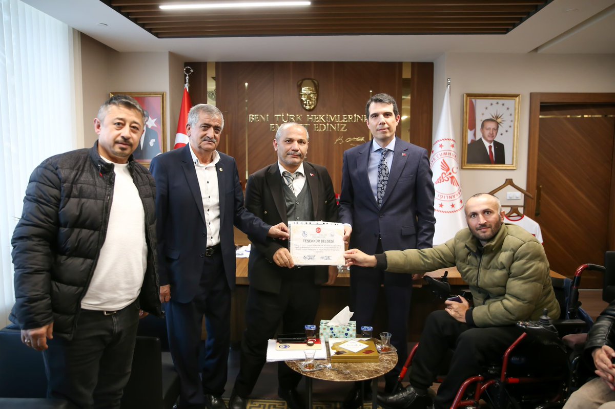 ankarailsaglik's tweet photo. İl Sağlık Müdürümüz Uzm. Dr. Ali Niyazi Kurtcebe’ye, engelli ve dezavantajlı gruplara gösterilen sürekli destek ve hassasiyetten dolayı Engelli Hakları Federasyonu ve Ankara Engelliler Derneği tarafından teşekkür belgesi takdim edildi. https://t.co/s3XtRdVySz