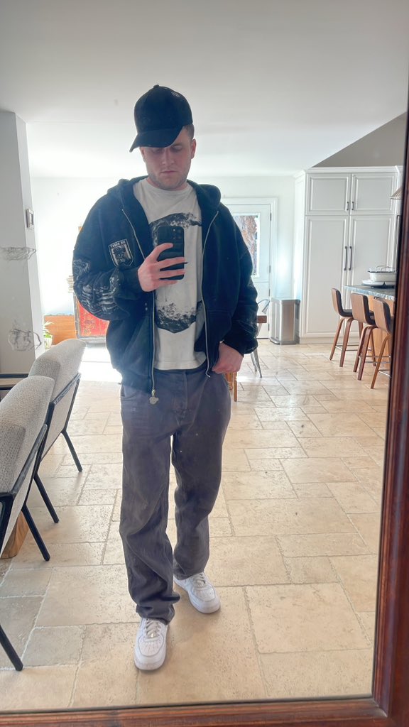 Swan5on's tweet photo. gm 

Art Basel tonight. https://t.co/pHqCU3hcdS