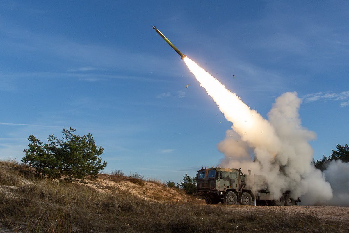 DGeneralneRSZ's tweet image. Precyzyjne rażenie celów! PIERWSZE bojowe strzelania rakietowe #HOMAR 💥🇵🇱!

✔️ Na Centralnym Poligonie Sił Powietrznych w Ustce, przeprowadzono pierwsze bojowe strzelania rakietowe z wieloprowadnicowych wyrzutni rakietowych HOMAR-K. Zadania bojowe realizowali żołnierze z 1.