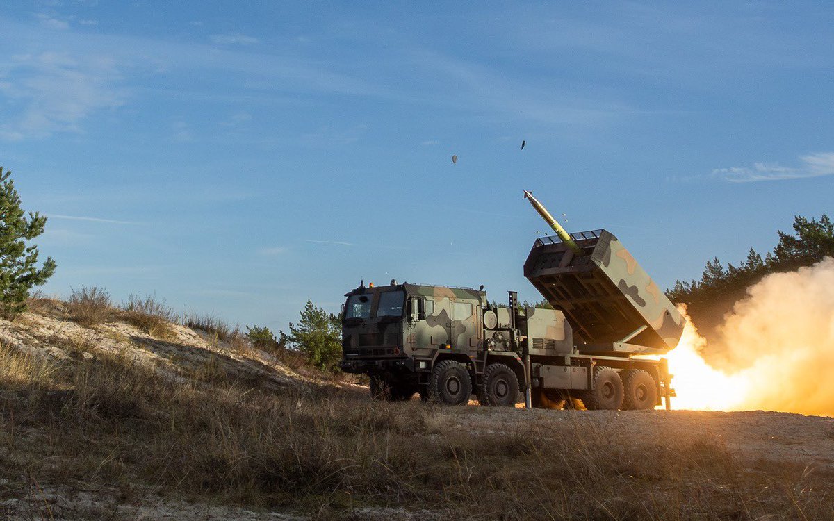 DGeneralneRSZ's tweet image. Precyzyjne rażenie celów! PIERWSZE bojowe strzelania rakietowe #HOMAR 💥🇵🇱!

✔️ Na Centralnym Poligonie Sił Powietrznych w Ustce, przeprowadzono pierwsze bojowe strzelania rakietowe z wieloprowadnicowych wyrzutni rakietowych HOMAR-K. Zadania bojowe realizowali żołnierze z 1.