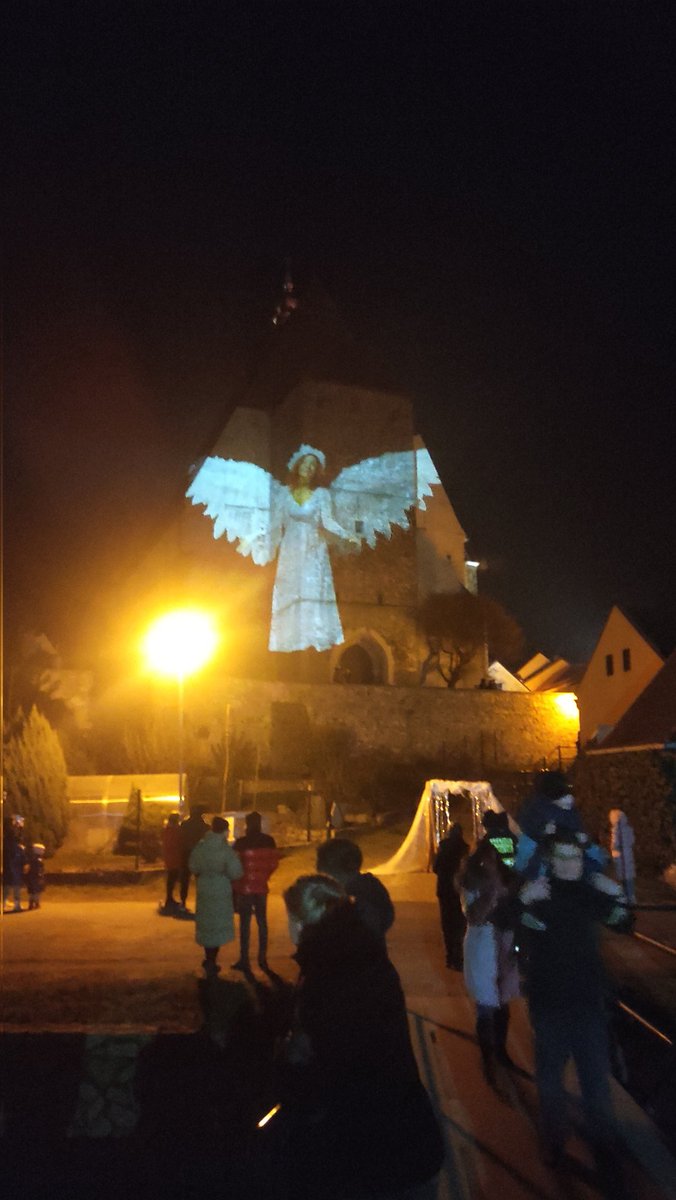 steinbauer's tweet image. Udělali nám to tady hezký.
Promítli anděla na kostel, pak sjel na laně dolů, měl proslov, pak vyrazilo peklo, rockový koncert a pak přišel #mikulas 

Když to porovnám s devadesátkama kdy jsem ještě týden chcal strachy je tohle nádhera.

Děkujeme.

#trhoveSviny