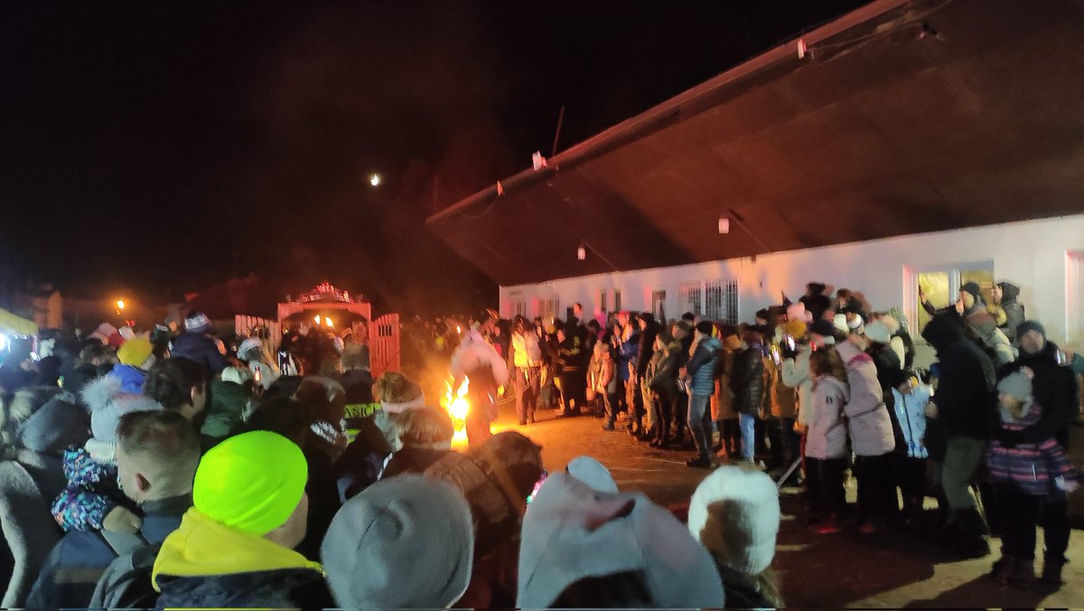 steinbauer's tweet image. Udělali nám to tady hezký.
Promítli anděla na kostel, pak sjel na laně dolů, měl proslov, pak vyrazilo peklo, rockový koncert a pak přišel #mikulas 

Když to porovnám s devadesátkama kdy jsem ještě týden chcal strachy je tohle nádhera.

Děkujeme.

#trhoveSviny