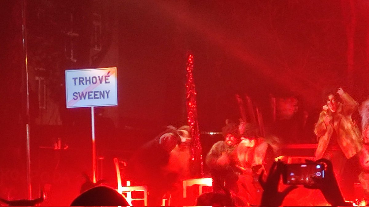 steinbauer's tweet image. Udělali nám to tady hezký.
Promítli anděla na kostel, pak sjel na laně dolů, měl proslov, pak vyrazilo peklo, rockový koncert a pak přišel #mikulas 

Když to porovnám s devadesátkama kdy jsem ještě týden chcal strachy je tohle nádhera.

Děkujeme.

#trhoveSviny