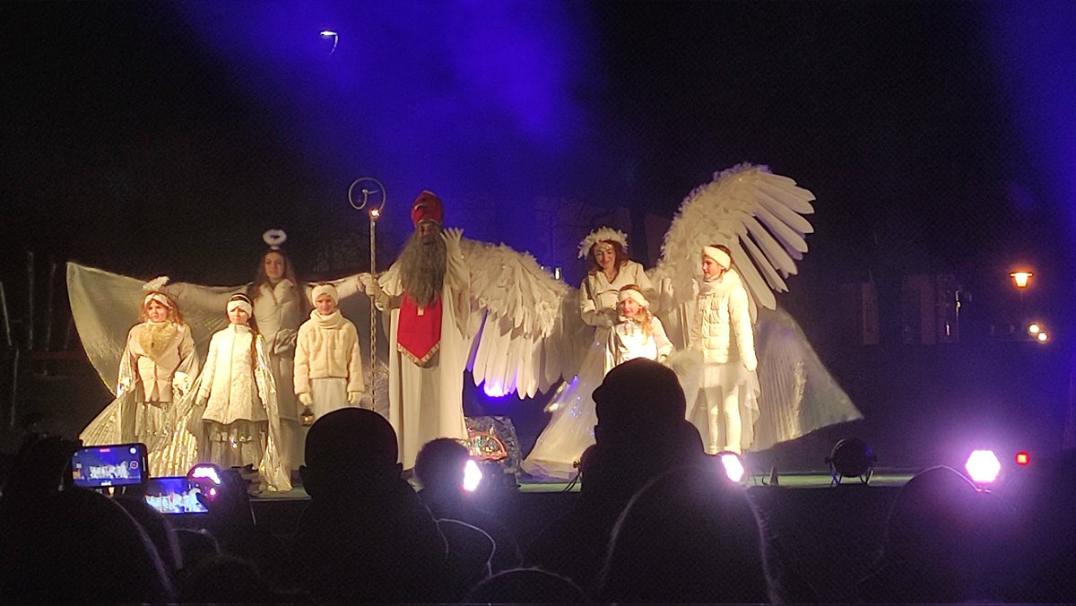 steinbauer's tweet image. Udělali nám to tady hezký.
Promítli anděla na kostel, pak sjel na laně dolů, měl proslov, pak vyrazilo peklo, rockový koncert a pak přišel #mikulas 

Když to porovnám s devadesátkama kdy jsem ještě týden chcal strachy je tohle nádhera.

Děkujeme.

#trhoveSviny