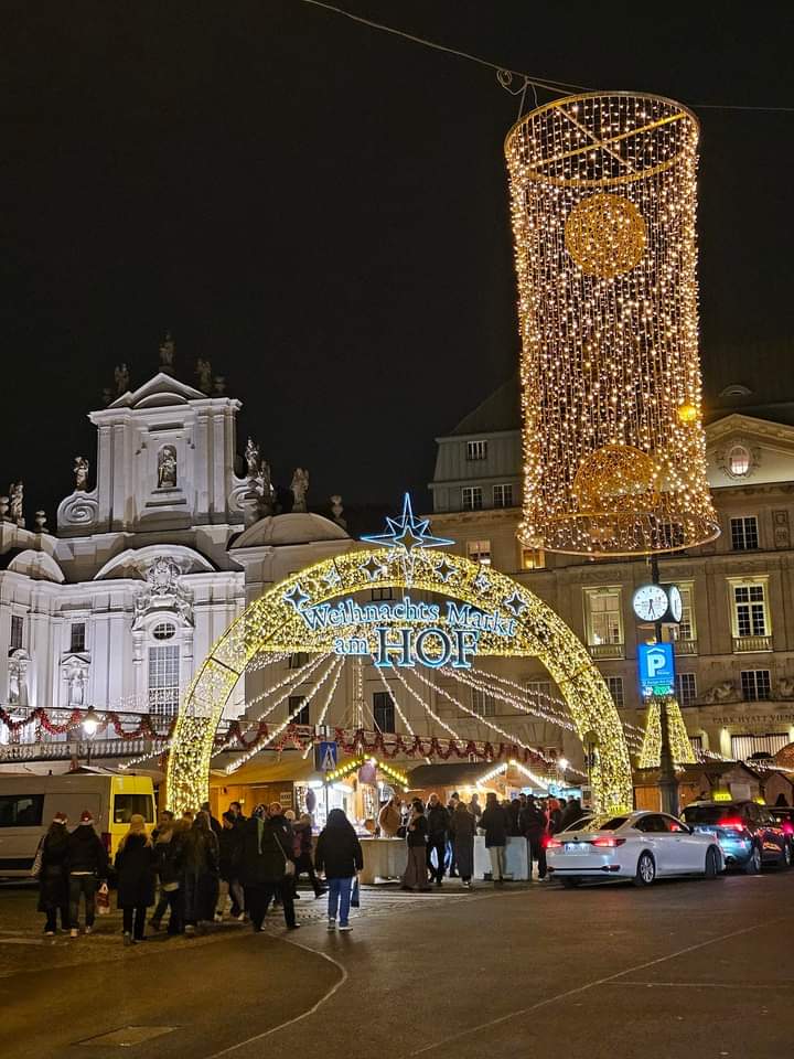ElfieNeuberger's tweet photo. Good evening from
Vienna💛🌟
Schönen Abend✨
#Christkindlmarkt
#AmHof https://t.co/enxF0OL1hX