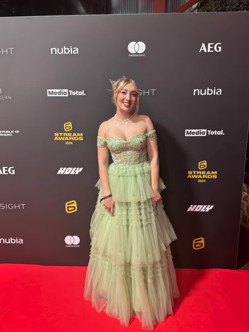 lara🪩 tweet media