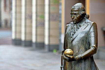 Eski bir kuraldır: Edepsizin biri eğer isterse mütevazı görünebilir, ama mütevazı biri edepsiz görünemez.

—Georg Christoph Lichtenberg