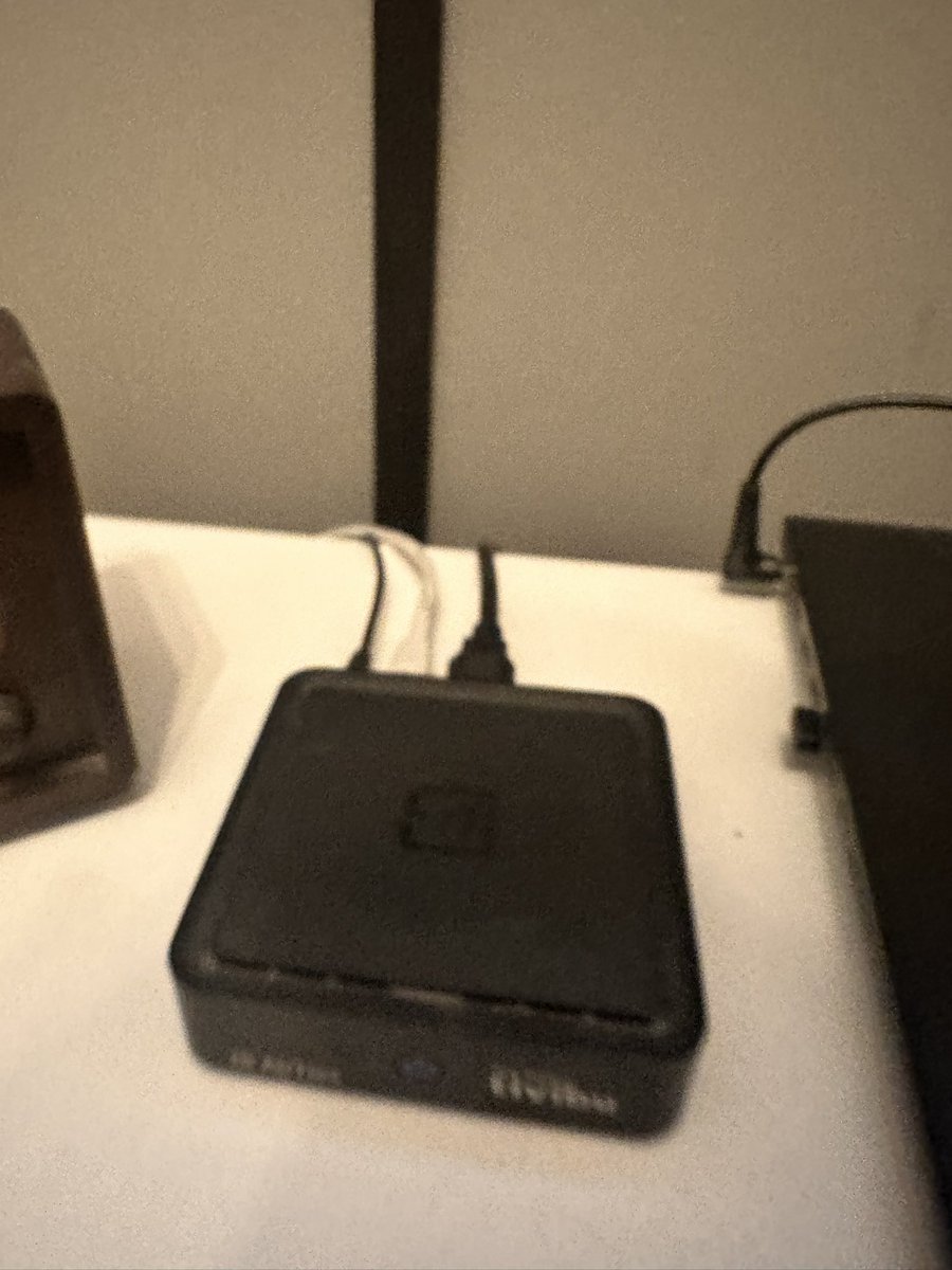 xceparpali's tweet photo. @TurkTelekom  bosu bosuna para ôduyorum. Zamani gelince zammi almayi biliyorsunuz. Bir turlu duzelmiyor saatler oldu acilmadi. Bu kutu takildigindan beri boyle. https://t.co/bpvCuJBoMc
