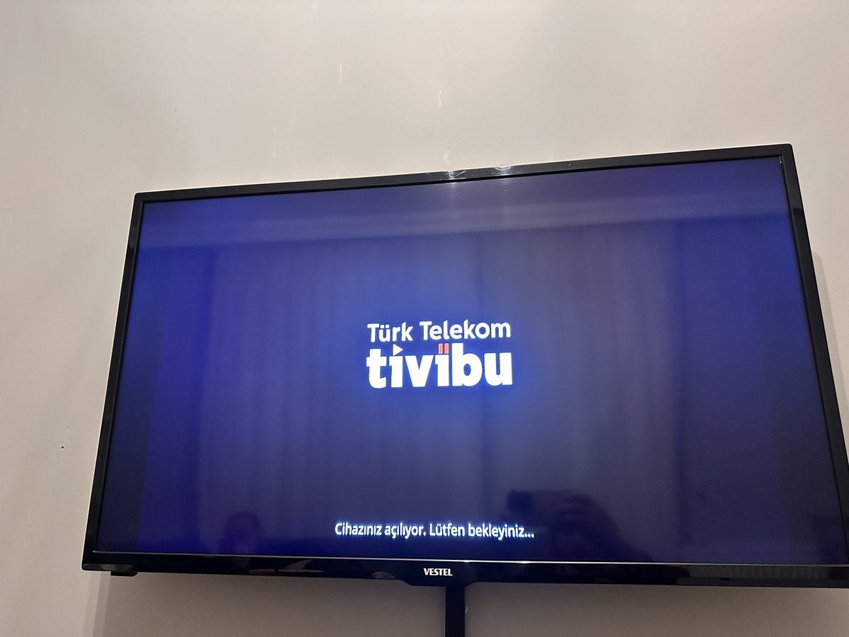 xceparpali's tweet photo. @TurkTelekom  bosu bosuna para ôduyorum. Zamani gelince zammi almayi biliyorsunuz. Bir turlu duzelmiyor saatler oldu acilmadi. Bu kutu takildigindan beri boyle. https://t.co/bpvCuJBoMc