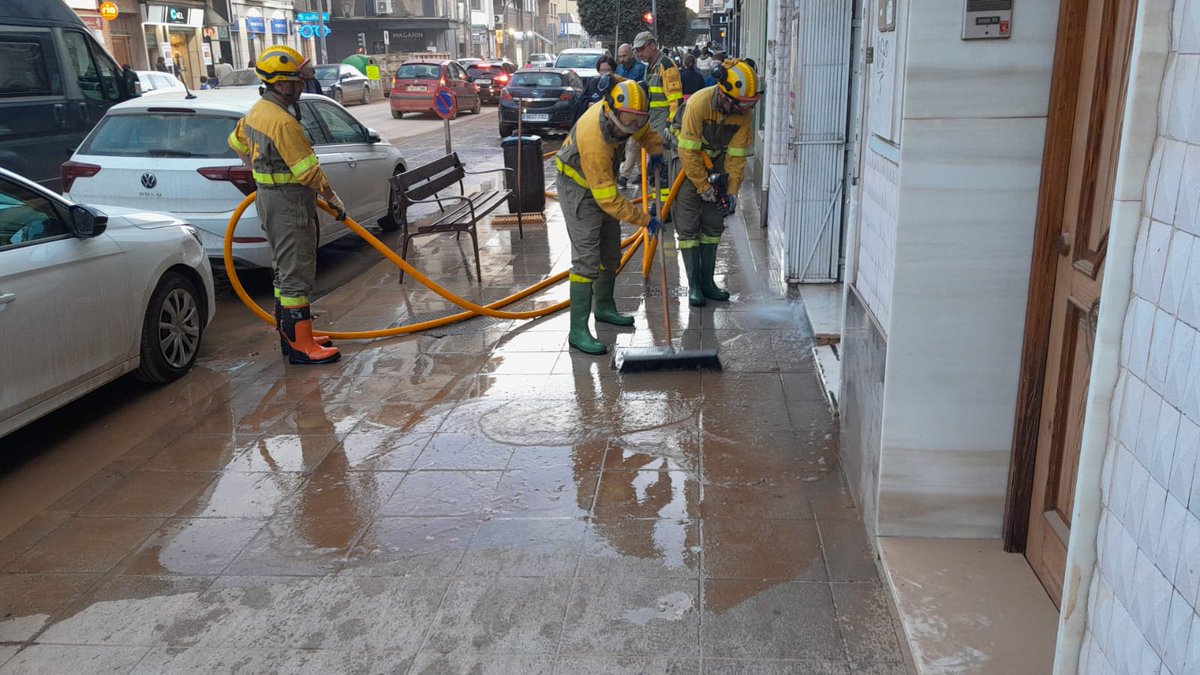 BRIF_PINO's tweet photo. @brif_iglesuela @GVAbforestals @GuardiaReal_ES Otro equipo de @BRIF_PINO ha realizado valdeo y limpieza de aceras en #Benetuser en Avinguda Camí Nou. https://t.co/V90Yhgldjy