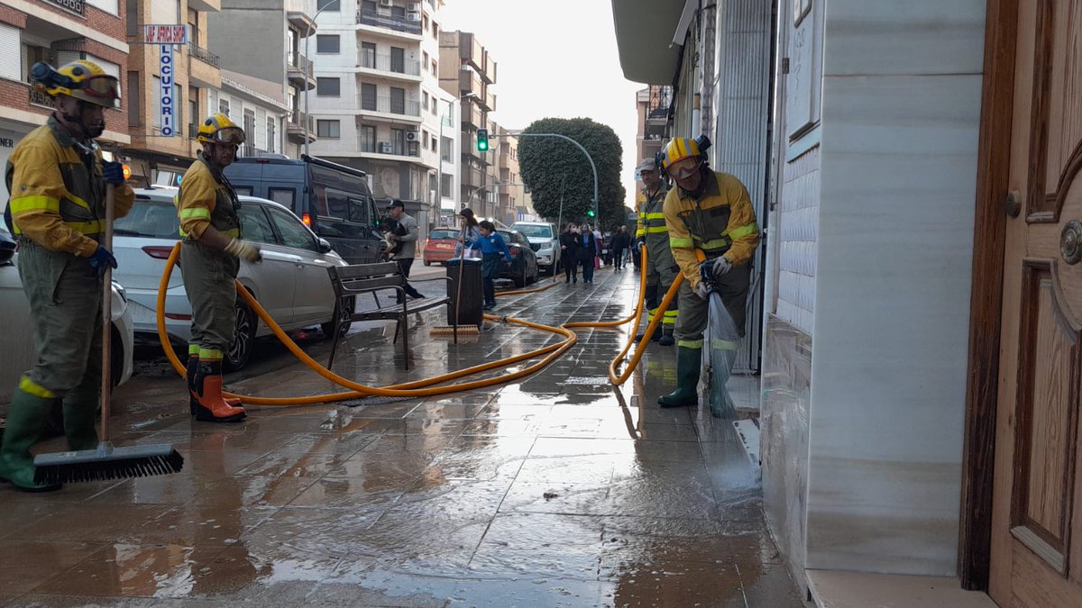 BRIF_PINO's tweet photo. @brif_iglesuela @GVAbforestals @GuardiaReal_ES Otro equipo de @BRIF_PINO ha realizado valdeo y limpieza de aceras en #Benetuser en Avinguda Camí Nou. https://t.co/V90Yhgldjy