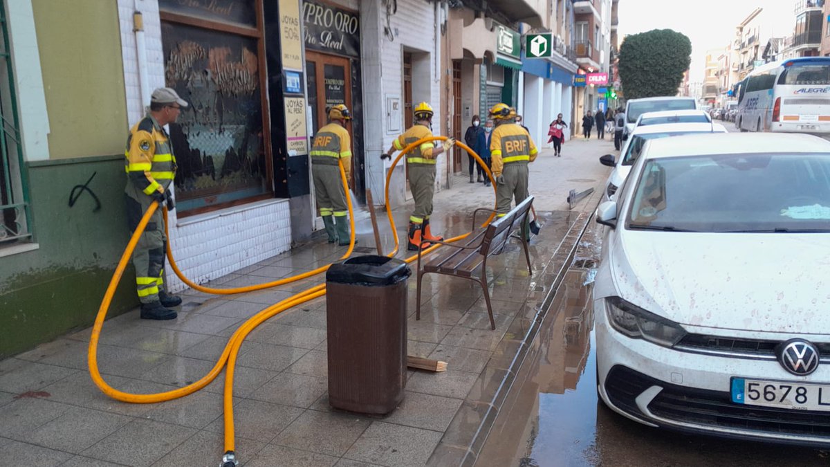 BRIF_PINO's tweet photo. @brif_iglesuela @GVAbforestals @GuardiaReal_ES Otro equipo de @BRIF_PINO ha realizado valdeo y limpieza de aceras en #Benetuser en Avinguda Camí Nou. https://t.co/V90Yhgldjy