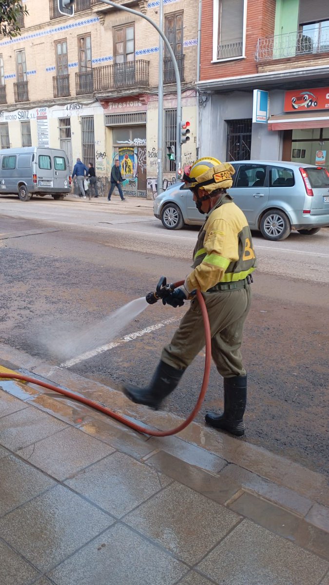 BRIF_PINO's tweet photo. @brif_iglesuela @GVAbforestals @GuardiaReal_ES Otro equipo de @BRIF_PINO ha realizado valdeo y limpieza de aceras en #Benetuser en Avinguda Camí Nou. https://t.co/V90Yhgldjy