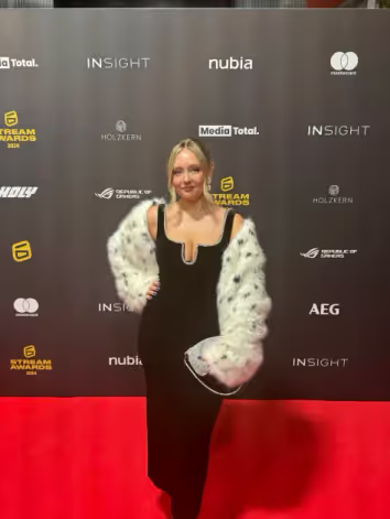 lara🪩 tweet media