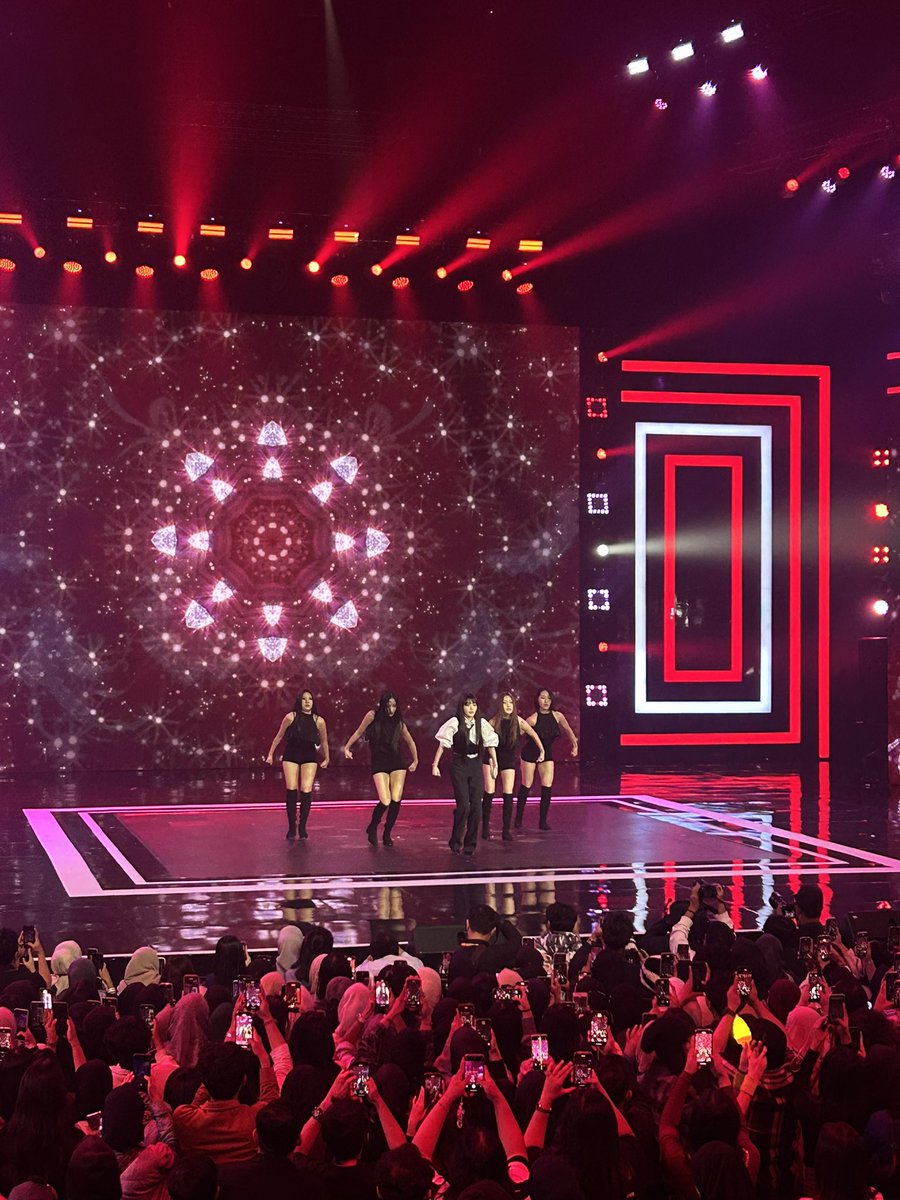 Chungha estuvo en el Spotify Wrapped Live Indonesia 2024 💖

En el evento, presentó Killing Me en colaboración con la cantante Tiara Andini y Gotta Go

🔗 Killing Me: youtu.be/0LRyywzVPrc?si…

🔗 Gotta Go: 
youtu.be/1r2HqY9sH_8?si…

Fotos por @ SpotifyID
Videos por @ KIMCHUNGHA_TH