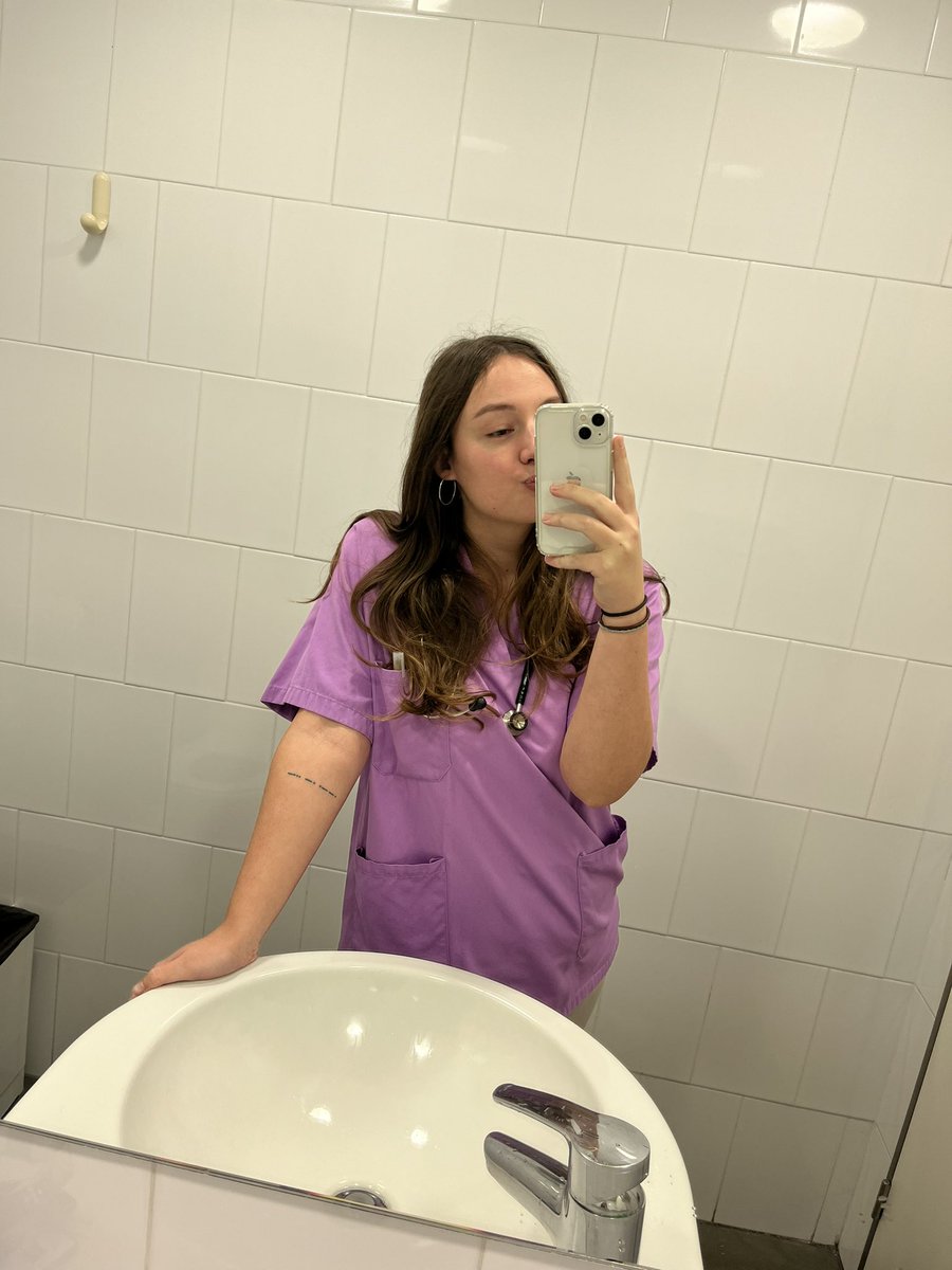 a veces una chica solo necesita colgarse un fonendo neonatal 🫰🏼