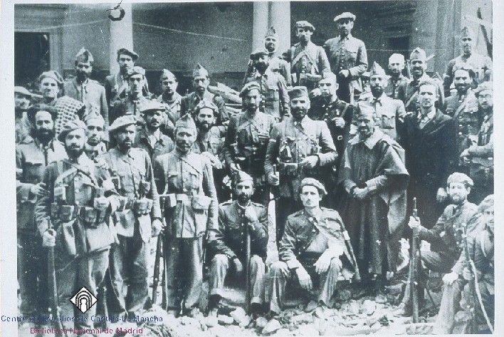 Militarix36's tweet photo. 1000 hombres con más de 500 mujeres y niños en su interior comiendo carne de caballo racionada aguantaron más de 3 meses de asedio republicano. La mayor gesta heroica de la Guerra Civil.

"Sin novedad en el Alcázar, mi general" https://t.co/85lcqly8WC