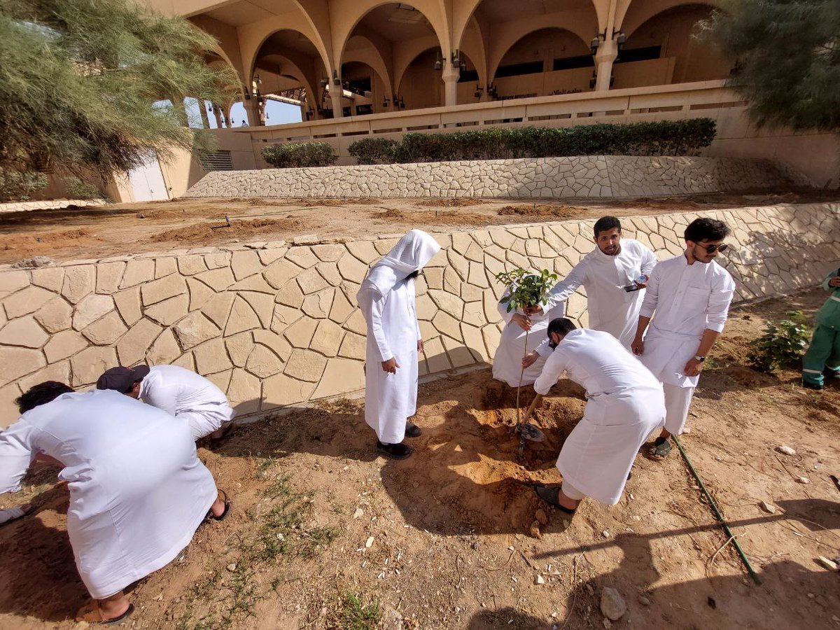 KsuScc's tweet photo. مقتطفات من الفعالية الثالثة للتشجير في كلية @CSCIENCE_KSU، التي تأتي ضمن مبادرة #كليتنا_خضراء، حيث شارك فيها طلاب #النادي_الثقافي_الاجتماعي بهدف تعزيز البيئة الخضراء وجعل مرافق الكلية أكثر استدامة وجمالًا.

#كلية_العلوم 
#جامعة_الملك_سعود https://t.co/gxguiUznMY