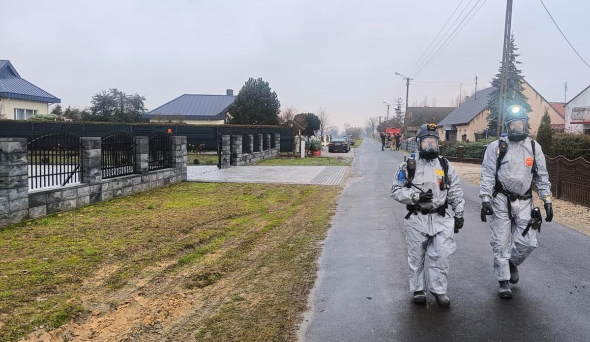 RaportSwiatowy's tweet photo. 🚨 900 kg mefedronu na posesji w Nowym Karminie!
W gminie Dobrzyca trwa duża akcja służb mundurowych prowadzona przez dolnośląską policję. Narkotyki znaleziono na terenie wynajętego kilka tygodni temu domu.
#NowyKarmin #Mefedron #Policja #Narkotyki #Przestępczość https://t.co/ErPjZBeVYr