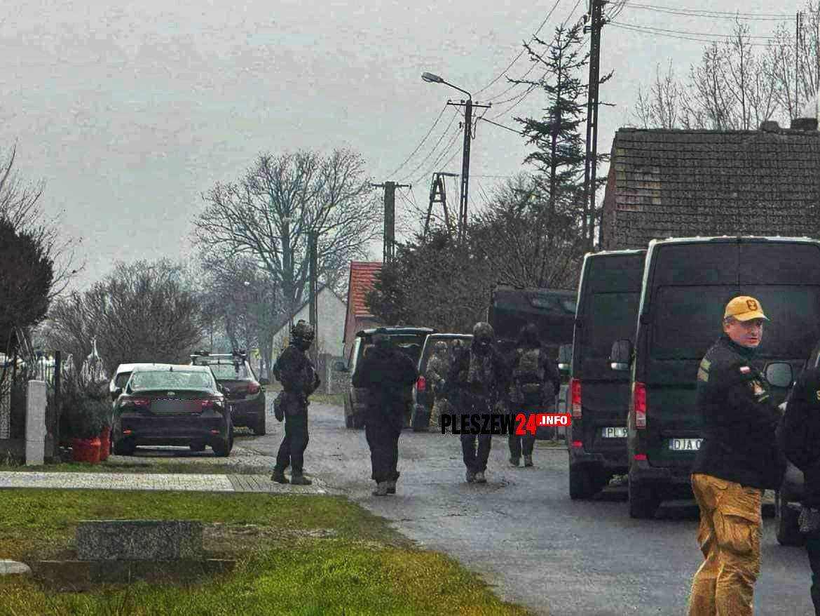 RaportSwiatowy's tweet photo. 🚨 900 kg mefedronu na posesji w Nowym Karminie!
W gminie Dobrzyca trwa duża akcja służb mundurowych prowadzona przez dolnośląską policję. Narkotyki znaleziono na terenie wynajętego kilka tygodni temu domu.
#NowyKarmin #Mefedron #Policja #Narkotyki #Przestępczość https://t.co/ErPjZBeVYr