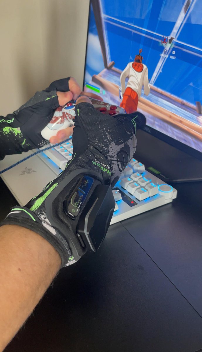I have teamed up with <a href="/GamerTech_gg/">GamerTech</a> to give away ONE PAIR of their Magma Gloves

All you have to do is:
1) Follow <a href="/DevourSilent/">Xen Silent</a>, <a href="/XenGGs/">Xen</a> &amp; <a href="/GamerTech_gg/">GamerTech</a>
2) Like &amp; Retweet this tweet 
3) Tag TWO Friends 

Winner chosen on December 19th!!