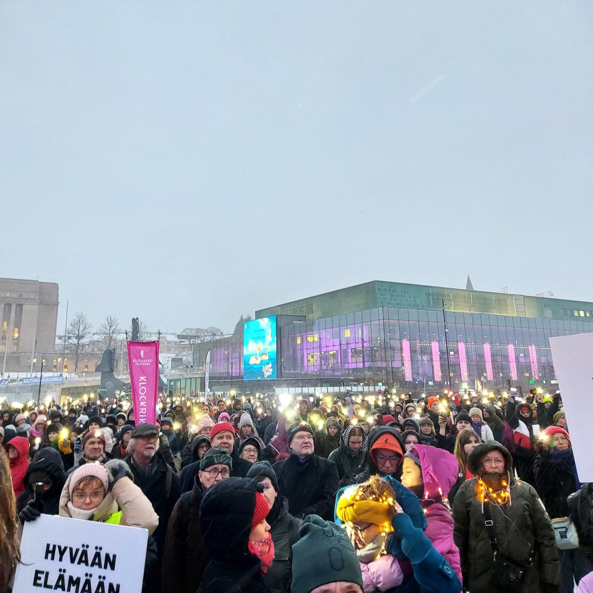 Suuressa kulttuuriadressissa on jo yli 95 000 nimeä suomalaisen kulttuurin puolesta! Kiitos myös kaikille tänään lumipyryssä yhteistä lämpöä ja valoa yllä pitäneille.❤️‍🔥

Hyvää itsenäisyyspäivää 6.12.! 🇫🇮

#Taideala #Kulttuuriala #SaksetSeis 

🖊️ adressit.com/sakset_seis