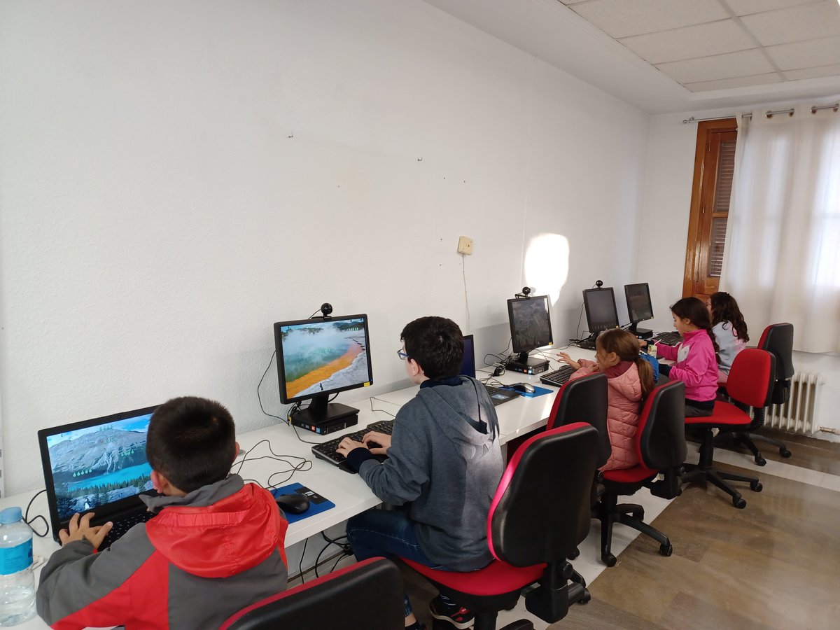 VuelaFVaqueros's tweet photo. #TUXTyping
Un sencillo juego que, bajo la agradable apariencia del pingüino TUX, nuestros Vuelines están aprendiendo mecanografía divirtiéndose con tres juegos diferentes. #PuntoVuelaFuenteVaqueros #AprendiendoJugando #Gamificando #Educación #GrupoINFANTIL https://t.co/xn259WD15X