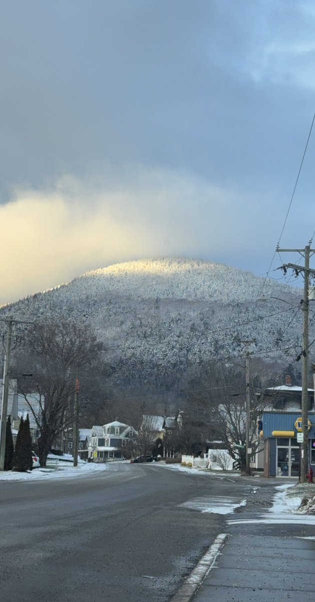 Samantha12Sue's tweet photo. #outside #winter #snow #mountain #river #beautiful #NH #NHfinds #nature #MonadnockMountain #VT https://t.co/u433dMtsk7