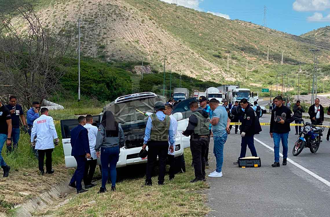 #Últimahora | Dos hombres fueron hallados muertos dentro de una camioneta en la Circunvalación Norte, a la altura de la Zona Industrial II en Barquisimeto. En la camioneta 4Runner se observó un impacto de bala en el vidrio de la puerta del conductor.  #Sucesos #Lara