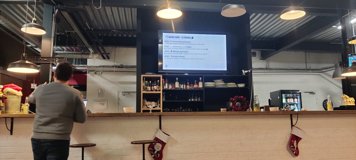 FlutterLille's tweet image. La soirée commence ! Lieu atypique, le bar du Fourgon pour écouter l'histoire de l'entreprise et comment Flutter a révolutionné leur application mobile ! #flutter #lille