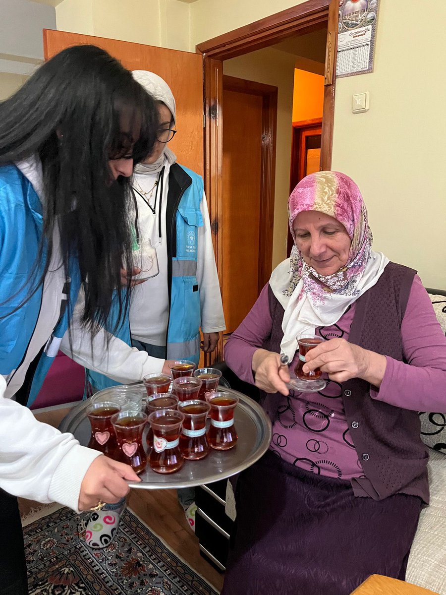 🌺 Aişe Ana Yurdumuz
Dünya Gönüllüler gününde 
“Yalnız Değilsin” diyerek mahalle sakinlerimizden Nermin Hanım ve Hacer Teyzemizi ziyaret etti. Bu anlamlı ziyaretlerle hem gönüllerini aldılar hem de hayır dualarıyla gönüllerimizi ısıttılar❤️
#yurdumungönüllüsüyüm