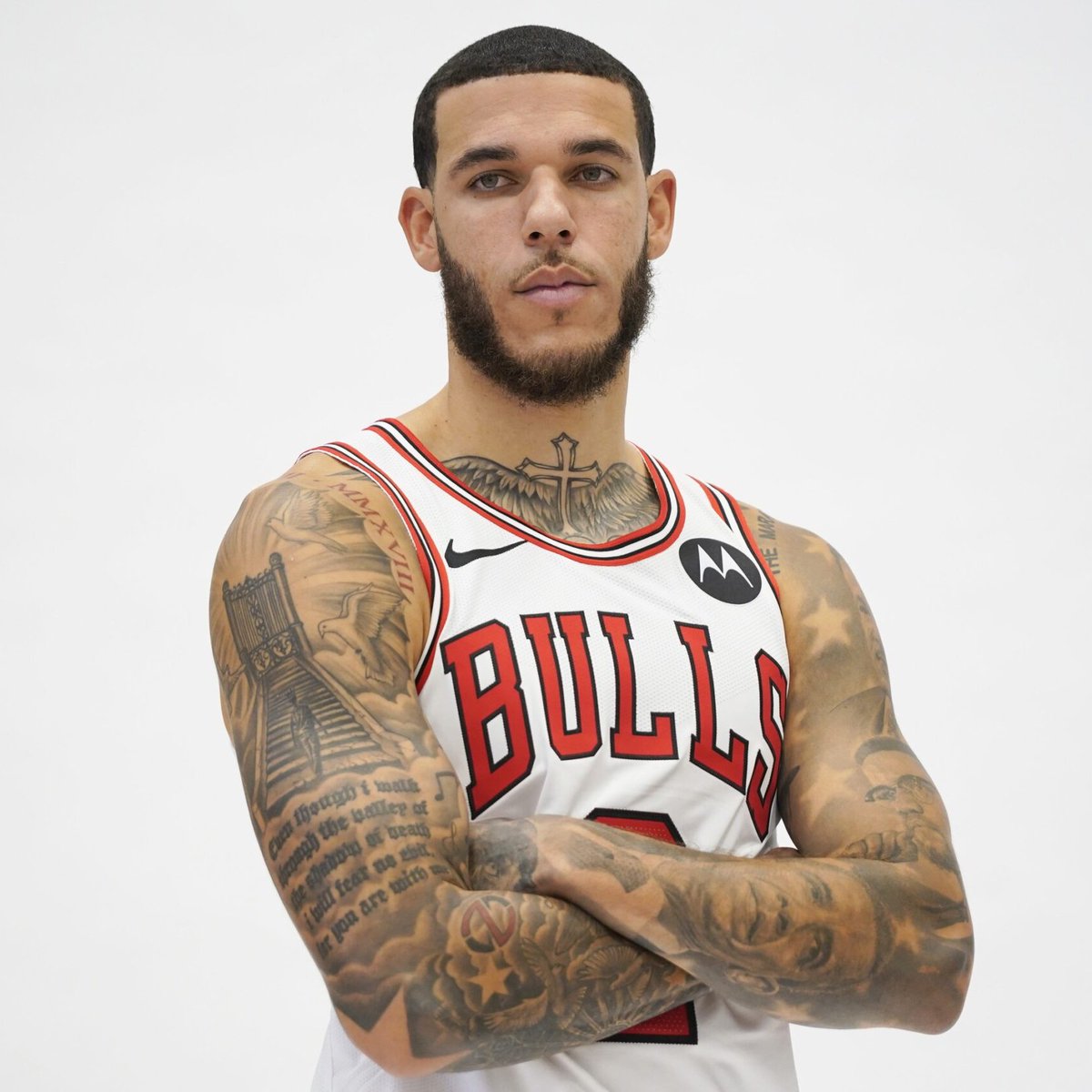 NBAdabad's tweet photo. 🚨 SAÍRAM OS DETALHES DA RECUPERAÇÃO MAIS INCRÍVEL NA HISTÓRIA DA NBA!

Lonzo Ball sentia tanta dor no joelho antes da cirurgia do ano passado que não conseguia mais realizar tarefas cotidianas, como brincar com a filha ou passear com o cachorro.

Já havia se passado mais de 1 ano desde o rompimento do menisco.

Em fevereiro de 2023, ele chegou ao aeroporto para voar até Utah e fazer uma cirurgia de bloqueio do nervo do joelho. No caminho até o portão de embarque, tudo demorava mais: subir a escada era difícil, passar pela segurança, carregar a mala etc.

O avião apresentou problemas antes de decolar, e todos os passageiros tiveram que desembarcar. Após esperar por horas, Lonzo Ball embarcou novamente, mas a companhia aérea novamente adiou o voo por questões de segurança.

Lonzo Ball desistiu e retornou a Los Angeles para traçar um novo plano. Já eram 400 dias de recuperação, com duas cirurgias, inúmeras ressonâncias e diversas injeções para diminuir a dor.

Mas nada adiantava. Já não era mais um problema no menisco, mas sim deterioração da cartilagem do joelho.

A última solução possível? Transplantar a cartilagem de um cadáver para o joelho de Lonzo Ball, algo inédito entre jogadores da NBA. A recuperação seria de 18 meses. Os médicos afirmaram que era a última chance que ele tinha.

Além da reabilitação, Lonzo teria que trabalhar simultaneamente para recuperar as habilidades no basquete.

Brian J. Cole, cirurgião ortopédico de Lonzo, disse ao jogador: "Se você me disser que não consegue jogar, vamos conversar sobre a cirurgia. Mas se você consegue, prefiro que você jogue com dor do que passar por essa reabilitação, que é imprevisível. E se deixar você com mais dor ainda? Ninguém sabe se vai funcionar nem por quanto tempo."

Lonzo Ball disse que não conseguia mesmo jogar basquete.

Em março de 2023, a cirurgia aconteceu. Nos primeiros meses, a única atividade que ele podia fazer era usar uma máquina que movia o joelho para ele. No restante do tempo, ele tinha que andar de muleta ou ficar de cama.

Aos poucos, a situação foi melhorando – Lonzo voltou a andar sem sentir dor.

Tentaram uma coisa nova: fazer ele levantar de um banco com uma só perna, algo que causava problemas toda vez antes. Lonzo não sentiu dor.

No último trimestre de 2023, Lonzo continuava melhorando, já fazia pequenos exercícios e dava pulos com as duas pernas. Até finalmente voltar a pular com uma só perna e não sentir dor, algo que não acontecia há quase 2 anos.

A próxima etapa era voltar a correr, algo que não deu certo em nenhuma das outras cirurgias. A equipe médica segurou o máximo que podia esse exercício, até finalmente liberar nos últimos dias de 2023.

Pouco tempo depois, Lonzo Ball já mandava mensagens para os jogadores do Bulls pedindo pra irem dar uns arremessos juntos.

Em setembro de 2024, ele finalmente voltou ao CT.

LaVine relembra: "Ele pegou a bola, saiu correndo como se nunca tivesse se lesionado, fez o screen, pegou a bola de novo, passou no meio de dois jogadores e deu um passe sem olhar pro Jalen Smith. Eu lembro de ver isso e só pensar: C*RALHO!"

19 meses depois do transplante de cartilagem, Lonzo Ball voltou às quadras, pela pré-temporada. Brian J. Cole, o cirurgião que salvou a carreira do jogador, estava presente atrás do banco do time:

"É como se alguém que recebeu um pulmão voltasse a correr. Eu trabalho na área há 26 anos. Foi uma das noites mais especiais da minha vida."

Ao fim do jogo, o elenco do Bulls comemorou no vestiário o retorno de Lonzo, terminando a homenagem da seguinte forma:

"Família no três. Um, dois, três, família!"

🗞️ @ramonashelburne