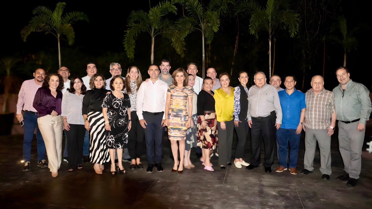 LOPEZCONDE17's tweet photo. Ayer 4 de Diciembre, gané la elección y mis colegas notarios de Tabasco, me eligieron para ser el próximo Presidente del Colegio de Notarios de Tabasco. Muchas imágenes se me vinieron a la mente, cuando rendí la protesta. Mi padre hubiera estado orgulloso de ese momento, lo extraño mucho , y sé que él estuvo conmigo. Agradecí a la vida, por darme una familia como la que tengo, una esposa, y unos hijos maravillosos, pero también amigos y amigas incondicionales. Especial mención a mi hermana y amiga @gdcoax Presidenta Nacional del Notariado Mexicano, por darse un espacio en su agenda, para venir acompañarme y tomarme la protesta. ! Gracias Lupis ¡ siempre Gracias ¡ Asumo, una gran responsabilidad y mi padre me enseñó a servir con responsabilidad y verdadera honestidad. Va por ti viejo !