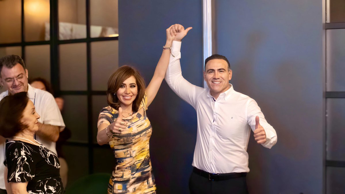LOPEZCONDE17's tweet photo. Ayer 4 de Diciembre, gané la elección y mis colegas notarios de Tabasco, me eligieron para ser el próximo Presidente del Colegio de Notarios de Tabasco. Muchas imágenes se me vinieron a la mente, cuando rendí la protesta. Mi padre hubiera estado orgulloso de ese momento, lo extraño mucho , y sé que él estuvo conmigo. Agradecí a la vida, por darme una familia como la que tengo, una esposa, y unos hijos maravillosos, pero también amigos y amigas incondicionales. Especial mención a mi hermana y amiga @gdcoax Presidenta Nacional del Notariado Mexicano, por darse un espacio en su agenda, para venir acompañarme y tomarme la protesta. ! Gracias Lupis ¡ siempre Gracias ¡ Asumo, una gran responsabilidad y mi padre me enseñó a servir con responsabilidad y verdadera honestidad. Va por ti viejo !
