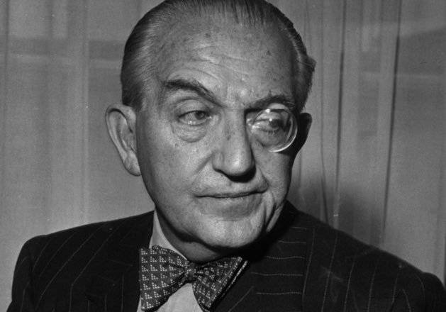 Se cumplen 134 años del nacimiento de Fritz Lang, y ahí va un hilo con fragmentos de algunas de las películas que dirigió y fotos de su trayectoria.

Vamos. 🧵🧵