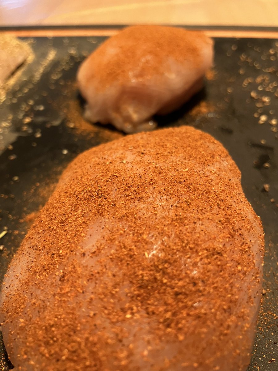 deDanivoBaar's tweet photo. Guten Abend
Ich smoke 💨
Gewürzt mit:
-Hänchengewürz von Ankerkraut
-Paprika
-Orangenpfeffer
#Pouletbrust #100Grad
Und ab in den @TraegerGrills https://t.co/96TyrSyBD1